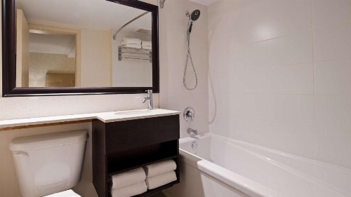 Best Western Plus Montreal Downtown-Hotel Europa image 3